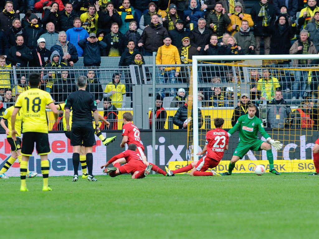 Das 1:3. Dortmunds Nuri Sahin berwindet SC-Keeper Oliver Baumann.