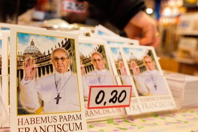 Souvenirhändler stimmen sich auf Papst Franziskus ein