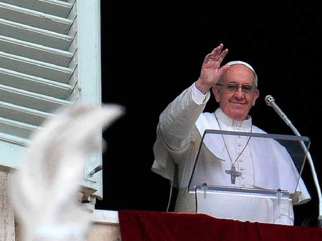 Der neue Papst Franziskus am Fenster seines Amtszimmers.  | Foto: dpa