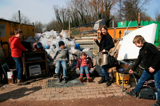 Eine &#8222;Grillparty im Bro&#8220; ...) inmitten der Stadtputzete-Fundstcke  | Foto: Friederike Marx-Kohlstdt