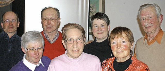 Marina Fuss (Fnfte von links) ehrte  ... Erich Vollmer (rechts) fr 40 Jahre.   | Foto: Hans-Jochen Kpper