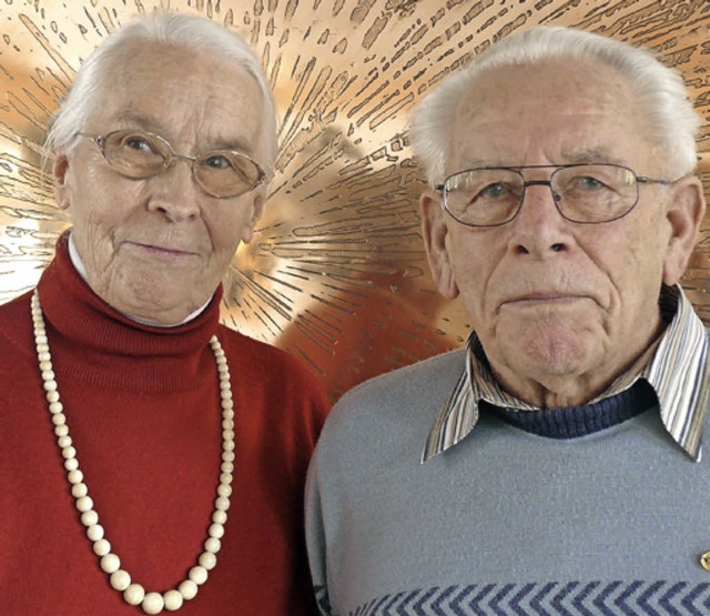 Maria Veser und Hermann Klumpp wurden ...5 Jahre Treue zum  VdK ausgezeichnet.   | Foto: Aschendorf