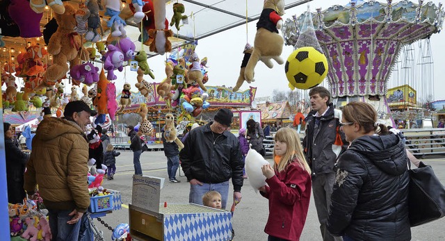 Zuckerwatte, Plschtiere und Fahrgesch...r das Wetter knnte noch besser sein.   | Foto: Martina Proprenter