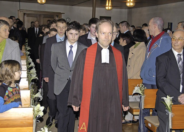 Die Konfirmanden beim Einzug in die Ba...er Kirche mit Pfarrer Thomas Herrmann.  | Foto: Alfred Peter