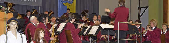 Mit dem Musikstck &#8222;Fanfare and ... und Musiker auf das Festbankett ein.   | Foto: Roland Vitt