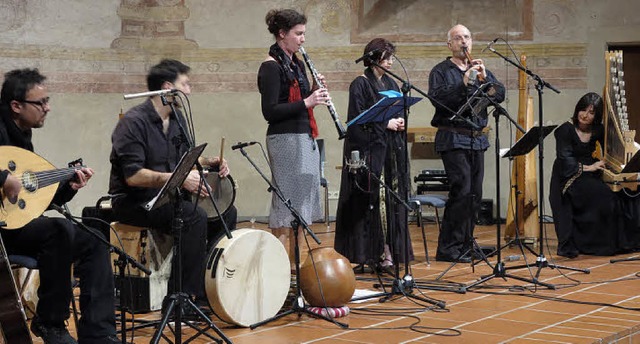 Eine CD wird eingespielt:  Grkan Balk... Albrecht und Jutta Haaf (von links).   | Foto: Dorothee Philipp