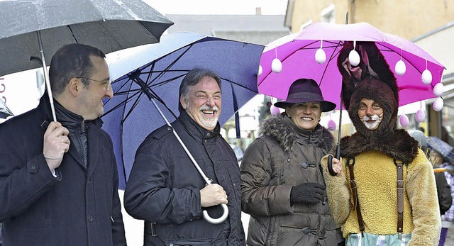 Mit Schirm musste das  Vorstandsteam d...treten. Die  Laune verdarb das nicht.   | Foto: Volker Mnch