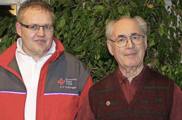 Werner Braun (rechts) wurde von  Stefan   Ohm fr 100-mal Blutspenden geehrt.  | Foto: cremer