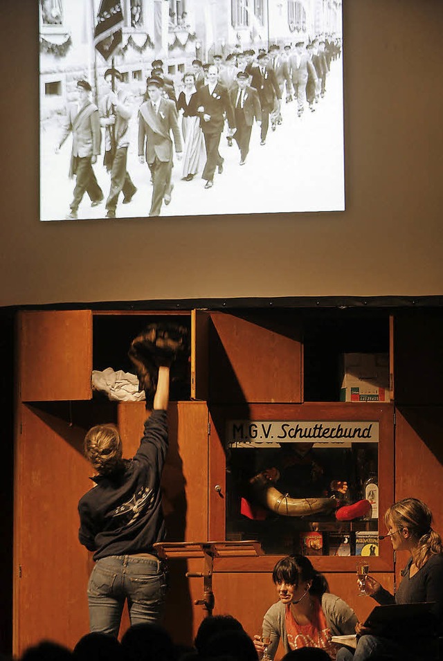 Unten spielt das Theater, oben spielt ...rgangenheit in Bildern die Hauptrolle.  | Foto: Heidi Foessel