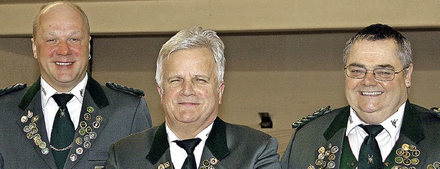 Erwin Geiger (von rechts) und Klaus St...enden Dietmar Zehnle Ehrungsurkunden.   | Foto: heidi fssel