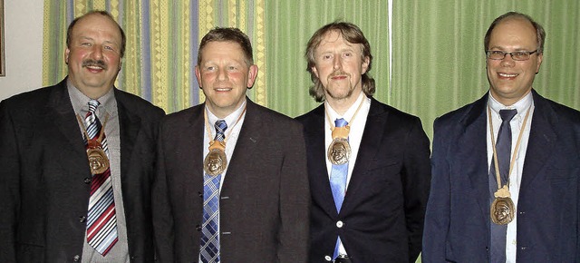 Zum neuen Narrenvater (Vereinsvorsitze...e Norbert Rheiner (rechts) befrdert.   | Foto: Erhard Morath