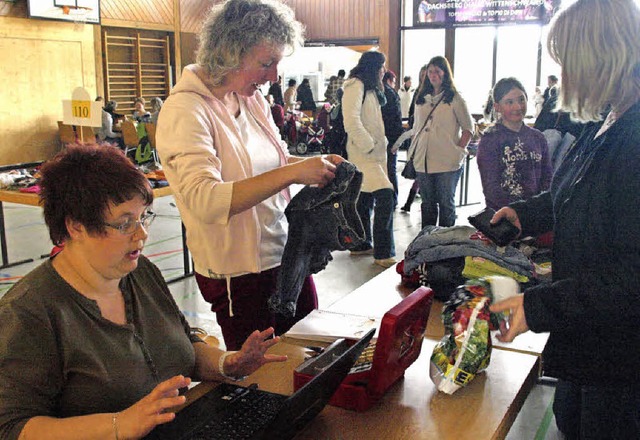 An den professionell mit Computer ausg...le trmten sich die verkauften Artikel  | Foto: Karin Stckl-Steinebrunner