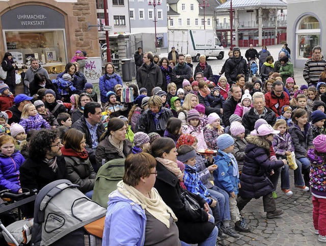 Mit Spannung wird die Freiburger Puppe...me Pompadour durch die Strae reitet.   | Foto: W.  Knstle