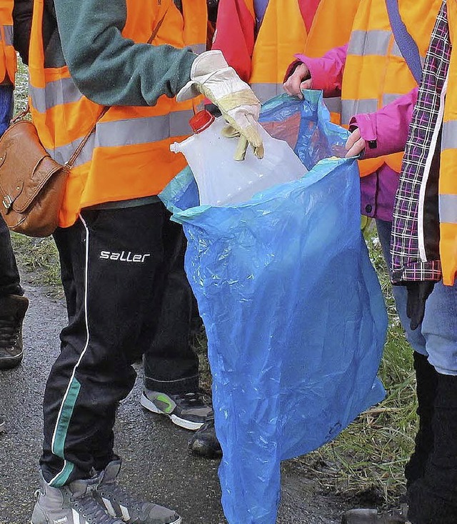 Einsatz in Warnweste und mit blauem Mllsack.  | Foto: Ulrike Hiller