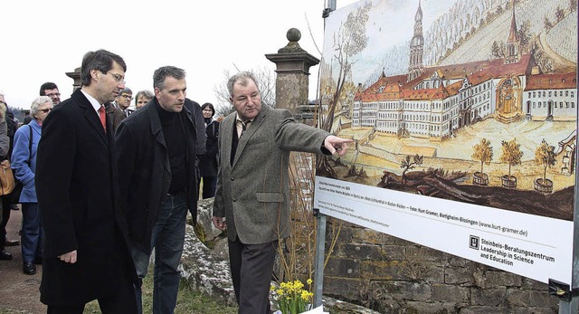 Brgermeister Bruno Metz, Thomas Breye...stafel am Eingang zum Klostergarten.    | Foto: Sandra DEcoux-Kone