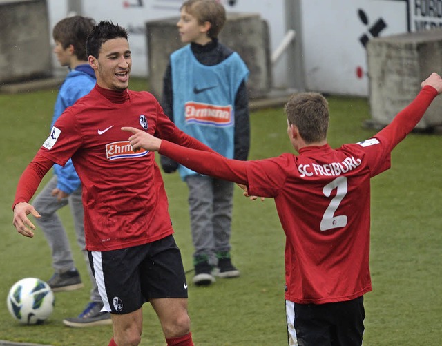 Mounir Bouziane (links) bejubelt mit Dennis Russ das 2:0 fr Freiburg   | Foto: Seeger