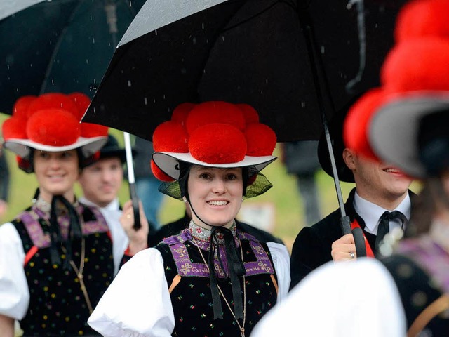 Wenn die Tradition dem Wetter trotzt: ...he &#8211; zur Not auch gut beschirmt.  | Foto: dpa