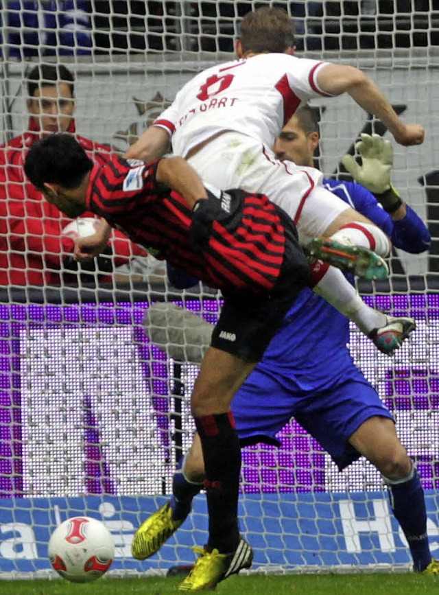 Georg Niedermeier (weies Trikot) erzielt das 2:1 fr den VfB.   | Foto: dpa