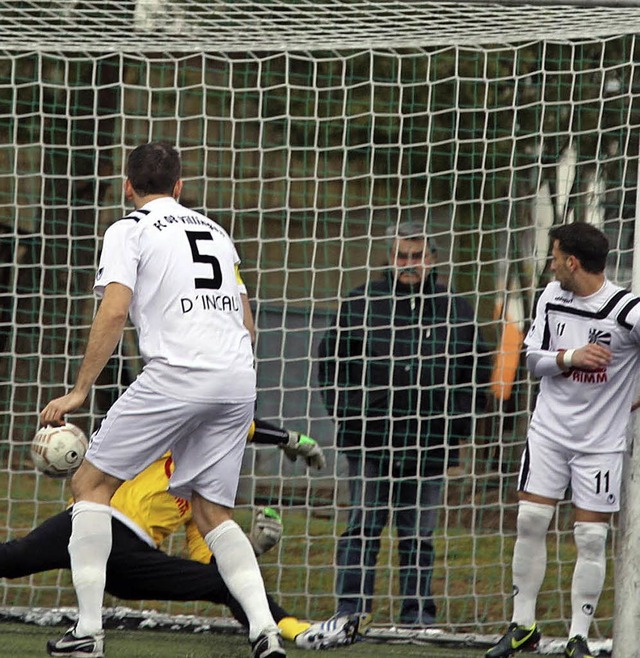 David D&#8217;Incau (links) und Nedzad...und zum 0:1 im Villinger Tor  landet.   | Foto: Dieter Reinhardt