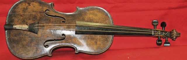 Diese Violine wurde in den letzten Mom...letzt auf einem englischen Dachboden.   | Foto: AFP