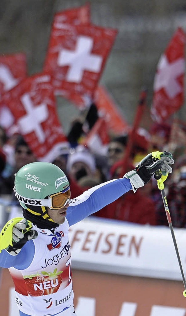 Felix Neureuther feiert mit den Schweizer Fans seinen Sieg.   | Foto: dpa