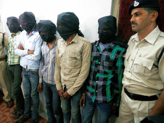 Die indische Polizei prsentiert fnf ...r Touristin dabei gewesen sein sollen.  | Foto: dpa