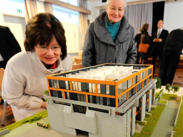 Das Modell zeigt, wie das neue Wohnhau...r Abnahme des Altar- und Wandschmucks.  | Foto: Rita Eggstein