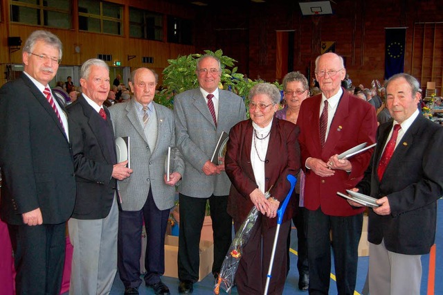 Fr 65 Jahre aktives Singen ehrte Prs...chard Lais und Eugen Weis (von links).  | Foto: zvg
