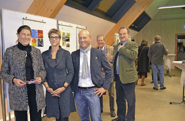 Vernissage zur Ausstellung &quot;Innen...des Bizzz-Vereins (v.li.) und Besucher  | Foto: Nikolaus Bayer