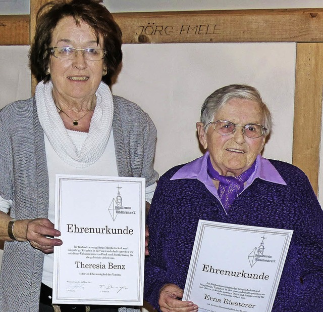 Theresia Benz (li) und Erna Riesterer ...re aktive Mitglieder besonders geehrt.  | Foto: Hans-E. Meidhof