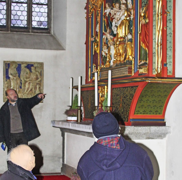 Pfarrer Thomas Fritz erklrt Wissenswertes ber den Marienaltar.  | Foto: cs