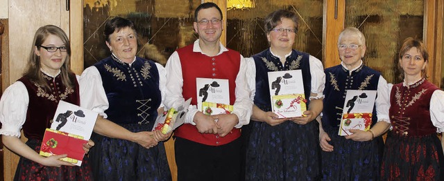 Ehrungen bei der Volkstanzgruppe in Be...reth Maier und Vorstand Claudia Kaiser  | Foto: Luisa Denz