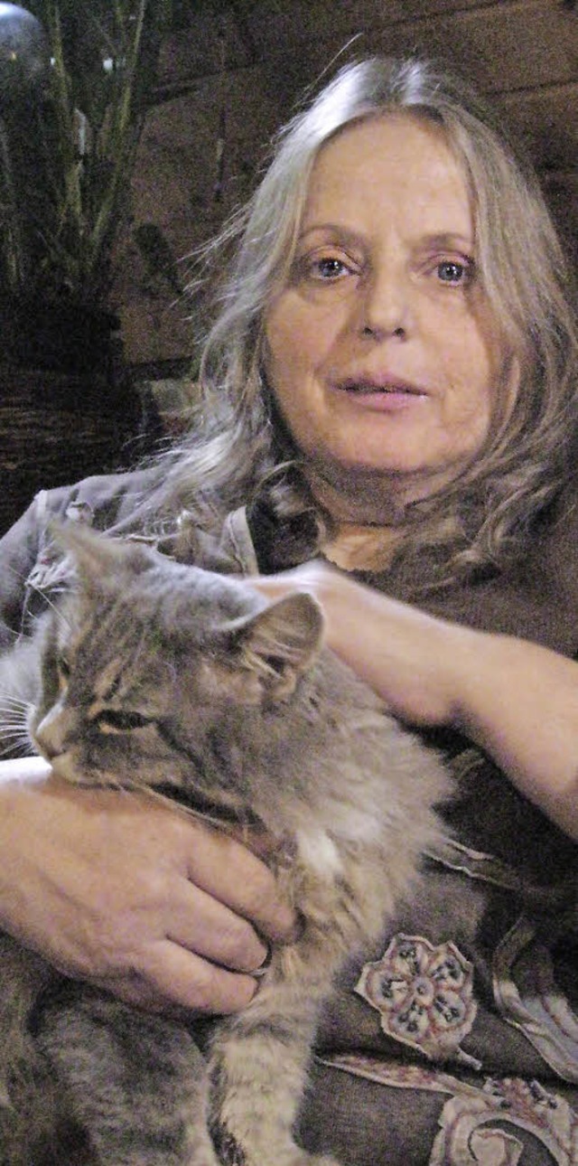 Roswitha Dold mit Katze Brle in Stegen.   | Foto: Laura Schmid