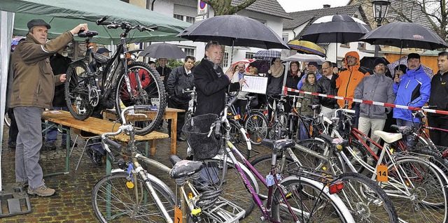 Drei, zwei, eins &#8211; meins! Die Ve...8211; da strte auch der Regen nicht.   | Foto: Bernhard Rein