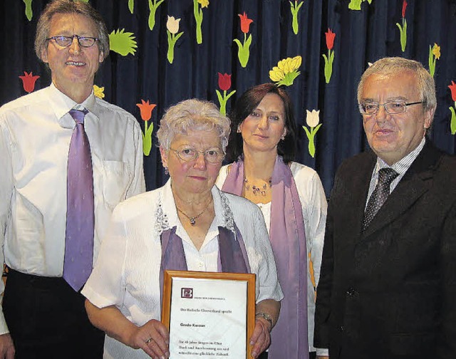 Fr  40  Jahre  Singen  im Chor  wurde... Bettina  Kiefer und Walter  Salath.   | Foto: Ingeborg Grziwa