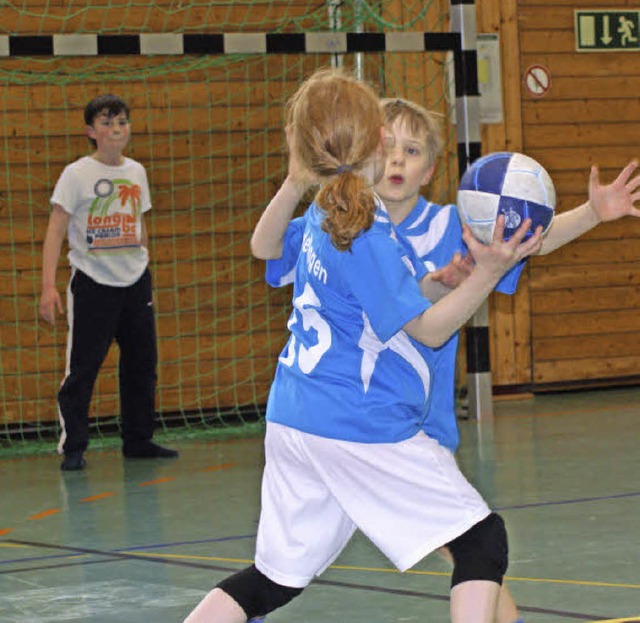 Beim Minihandballturnier ging es frhl...r einen Bewegungs- und Spieleparcours.  | Foto: Claudia Warth
