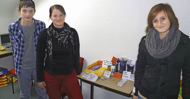 Berkan Ayas, Nicole Beyer, Janina Cont...links) bieten Schreibwarenartikel an.   | Foto: Schule