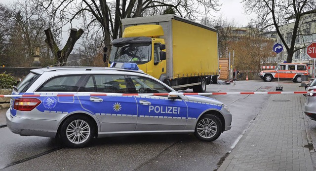 Der tragische Verkehrsunfall an der Ec...i, Rettungsdiensten und Feuerwehr aus.  | Foto: A. Huber