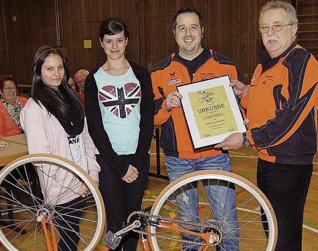 Der RSV Herten ehrte als beste Sportle...er Vorsitzende Hans-Peter Schmhling.   | Foto: Heinz Vollmar