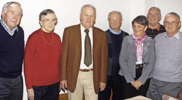Horst Kaiser (von links), Helene Dulle...h schon auf die nchsten Wanderungen.   | Foto: Albert Greiner