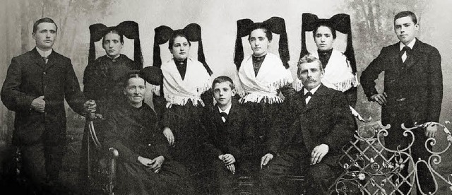 Die Familie Steinecker trgt beim Fototermin im Jahr 1902 Teninger Tracht.  | Foto: Privat/Lauffer