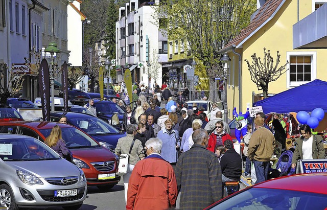 Das Wetter ist das A und O der Autosch... verkaufsoffener Sonntag in Mllheim.   | Foto: Volker Mnch