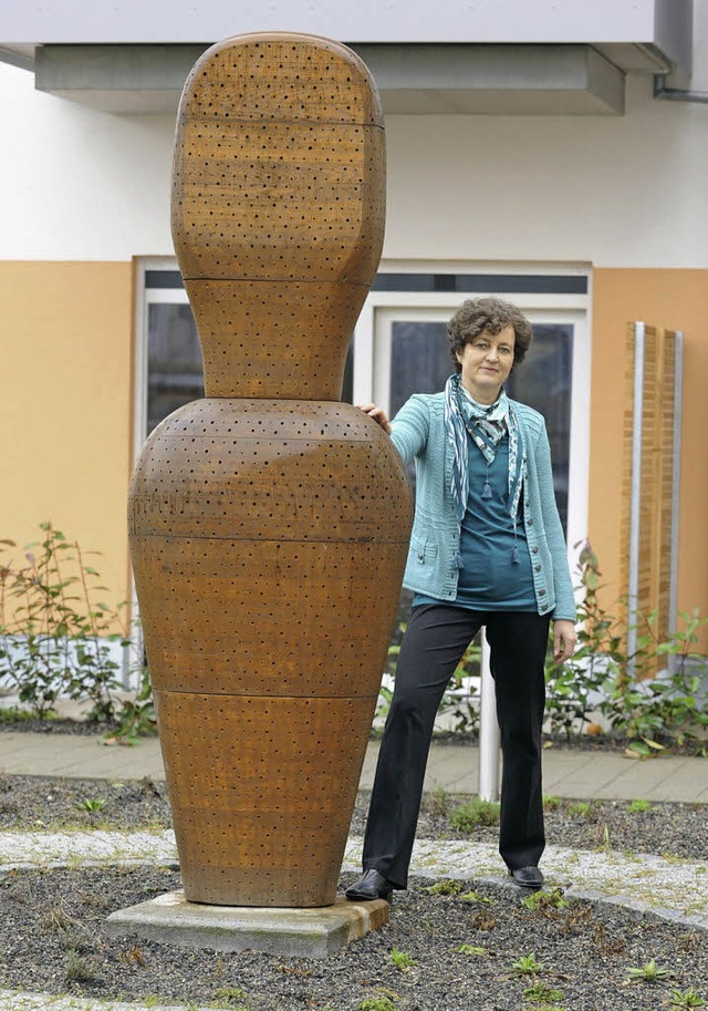 Platz fr Bienen: Jeanette Zippel vor ihrer Holz-Skulptur.    | Foto: Rita Eggstein