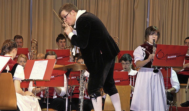 Volle Konzentration: Dirigent Andreas ...abend sicher durch das Jahreskonzert.   | Foto: Peter Schtz
