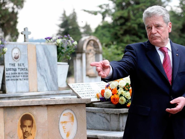 Gauck legte am Grab des ermordeten Kir...udina Tumsa ein Blumengebinde nieder.   | Foto: DPA