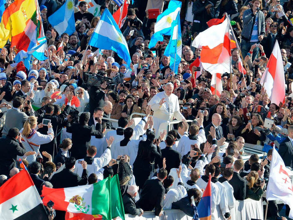 Amtseinfhrung von Papst Franziskus: Die Menschen jubeln Papst Franziskus auf dem Petersplatz zu.