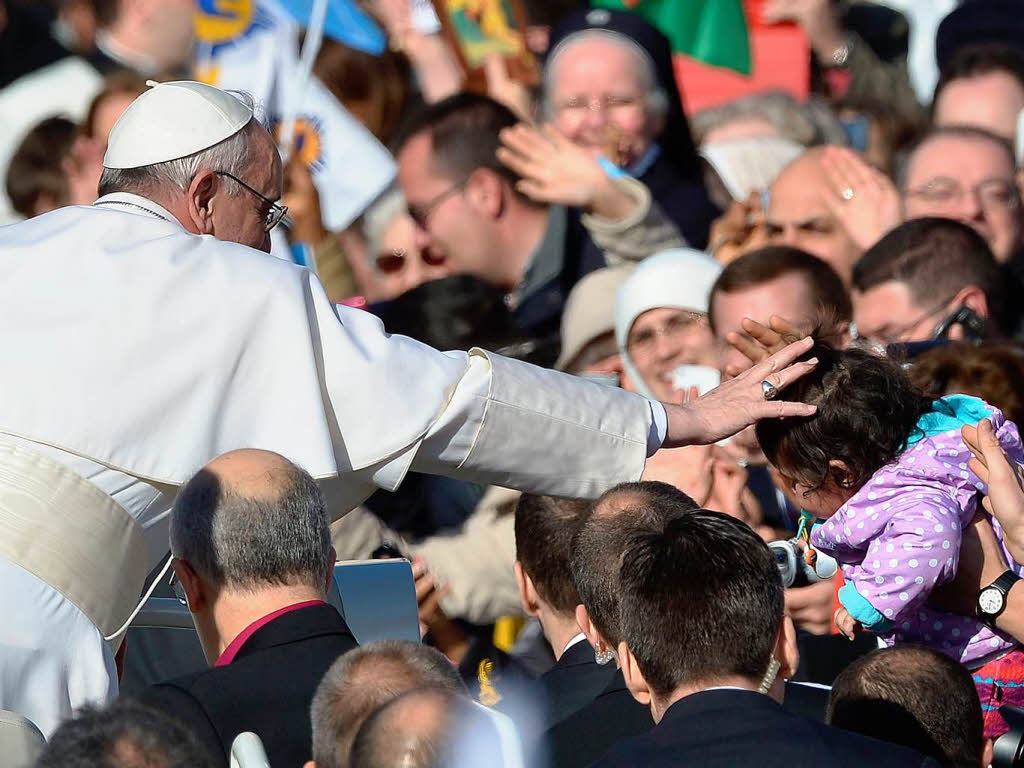 Amtseinfhrung von Papst Franziskus: Die Menschen jubeln Papst Franziskus auf dem Petersplatz zu.