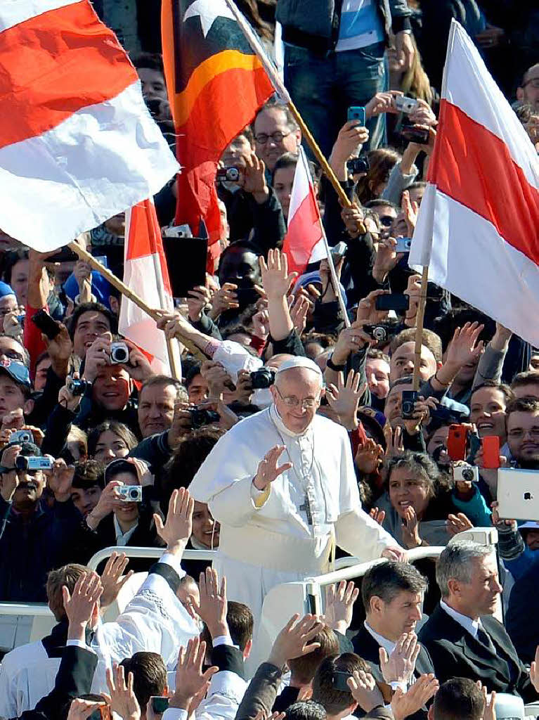 Amtseinfhrung von Papst Franziskus: Die Menschen jubeln Papst Franziskus auf dem Petersplatz zu.