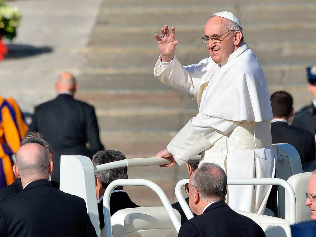 Amtseinfhrung von Papst Franziskus: Die Menschen jubeln Papst Franziskus auf dem Petersplatz zu.