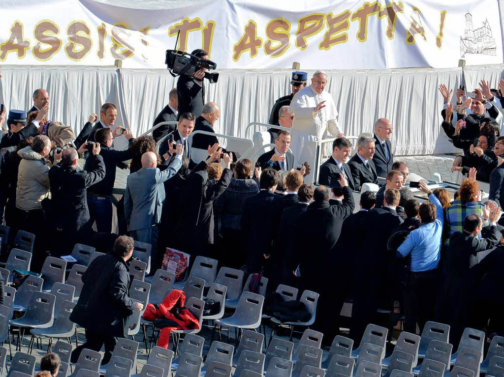 Amtseinfhrung von Papst Franziskus: Die Menschen jubeln Papst Franziskus auf dem Petersplatz zu.